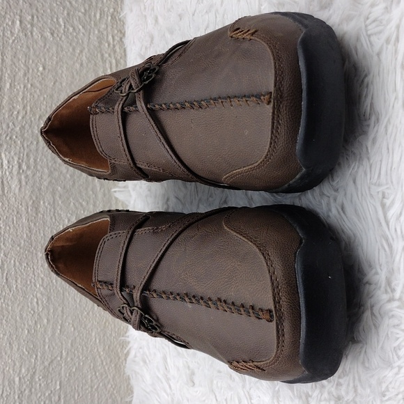 Comfortview Brown Faux Leather Floral Strap Upper Round Toe Low Heel Casual Shoe - Picture 2 of 16